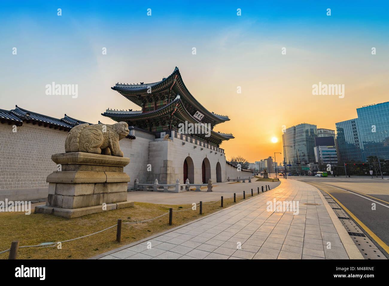 Porte Gwanghwamun quand sunrise, Séoul, Corée du Sud Banque D'Images