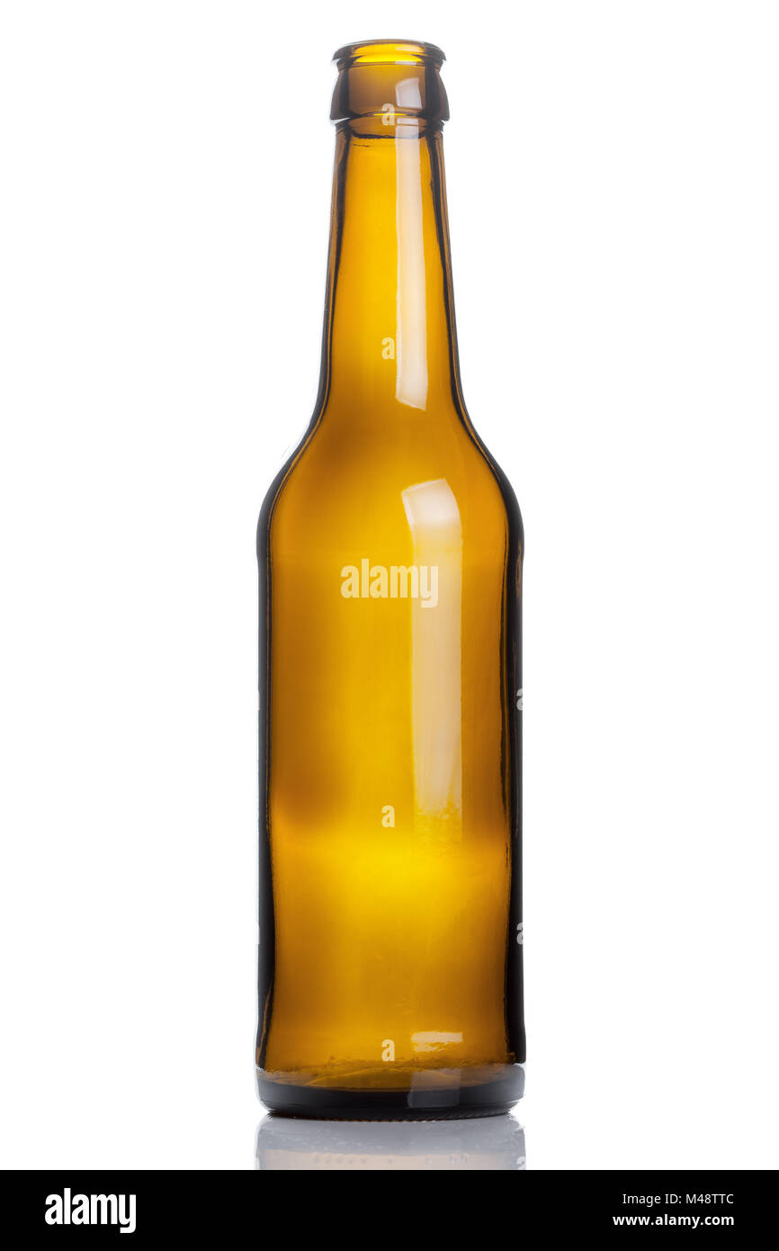 Bouteille de bière brune vide isolé sur fond blanc Banque D'Images