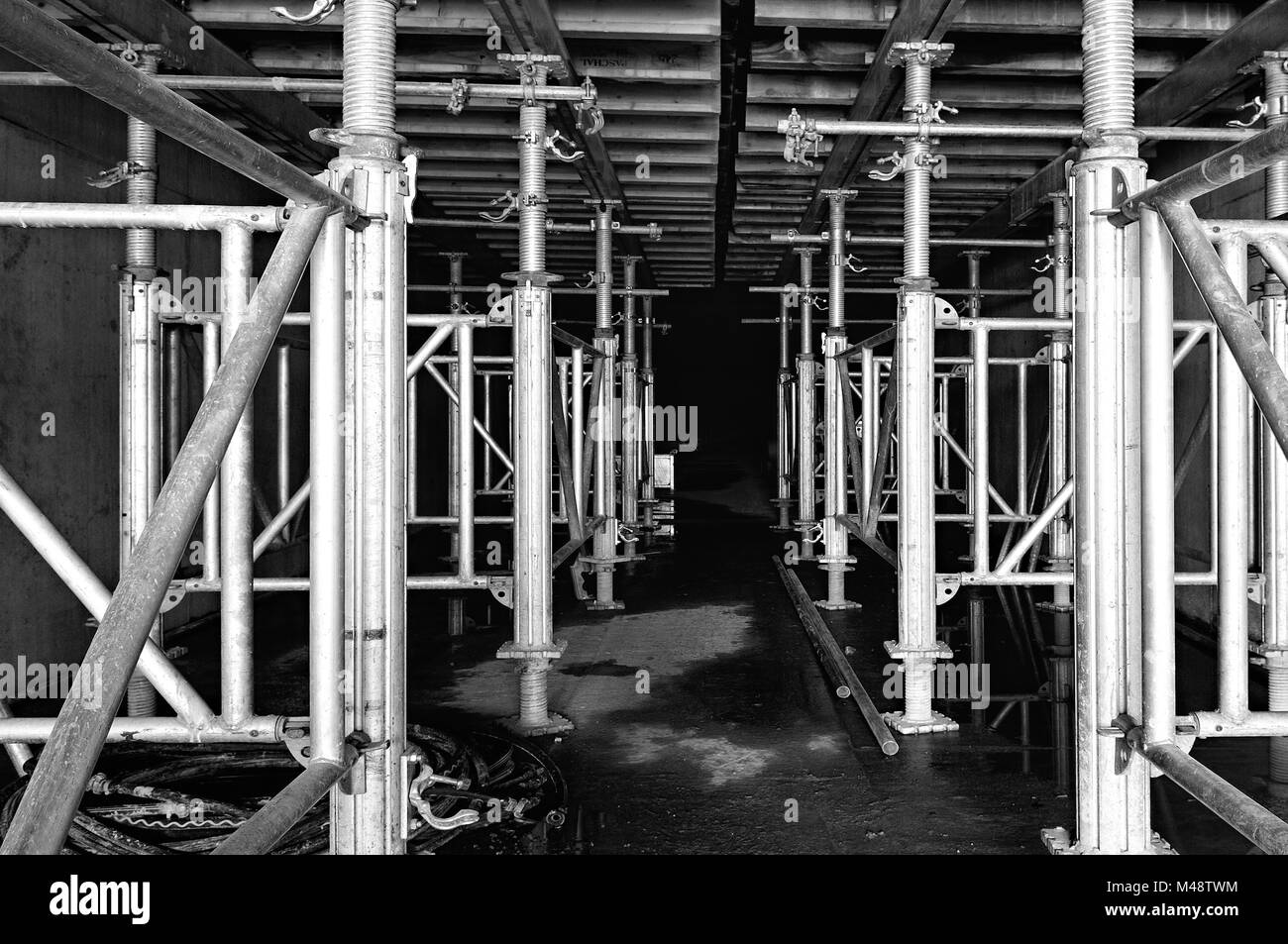 Dans l'échafaudage de construction de tunnel ouvert noir et blanc Banque D'Images