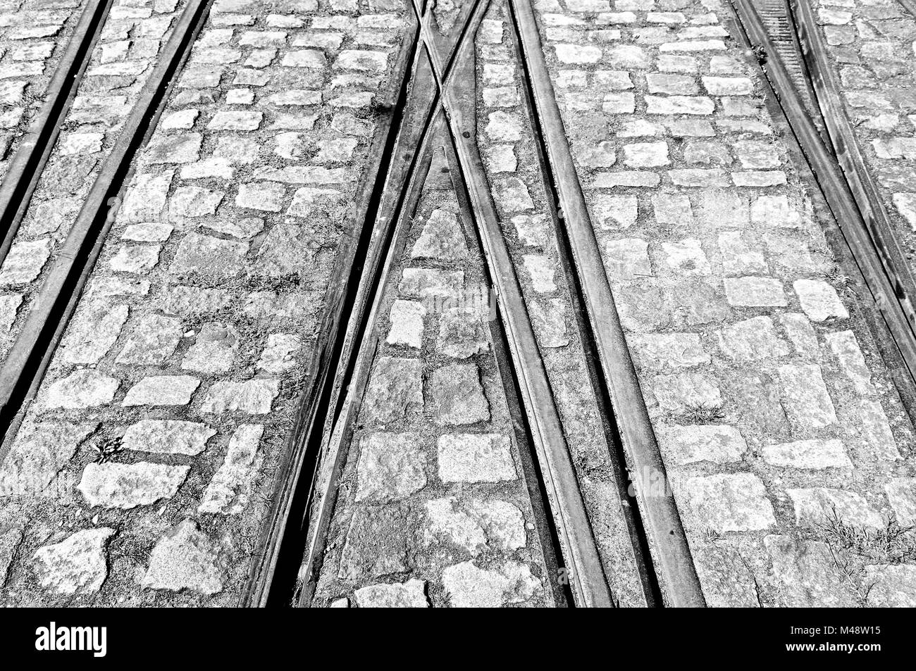 Les voies de chemin de fer qui se croisent noir-blanc Banque D'Images