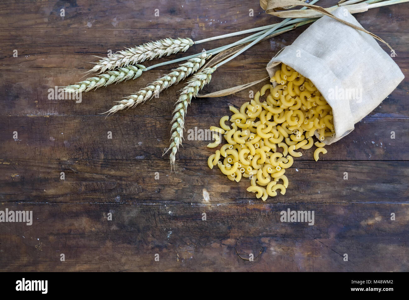 Les pâtes italiennes non cuits dans macaroni coude petit sac en toile Banque D'Images