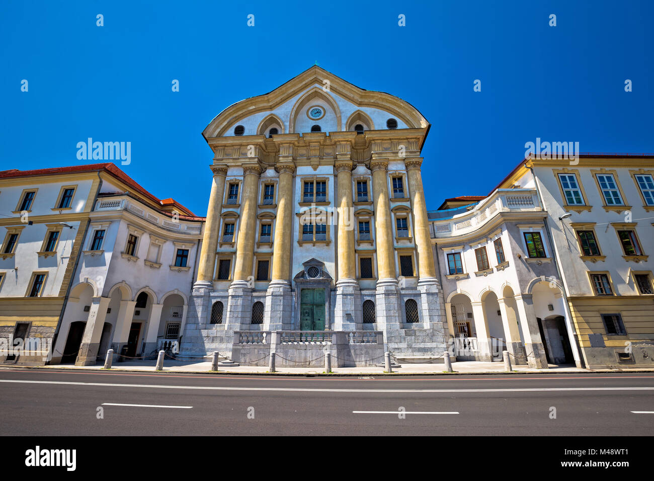Église de Sainte Trinité vue sur un Banque D'Images