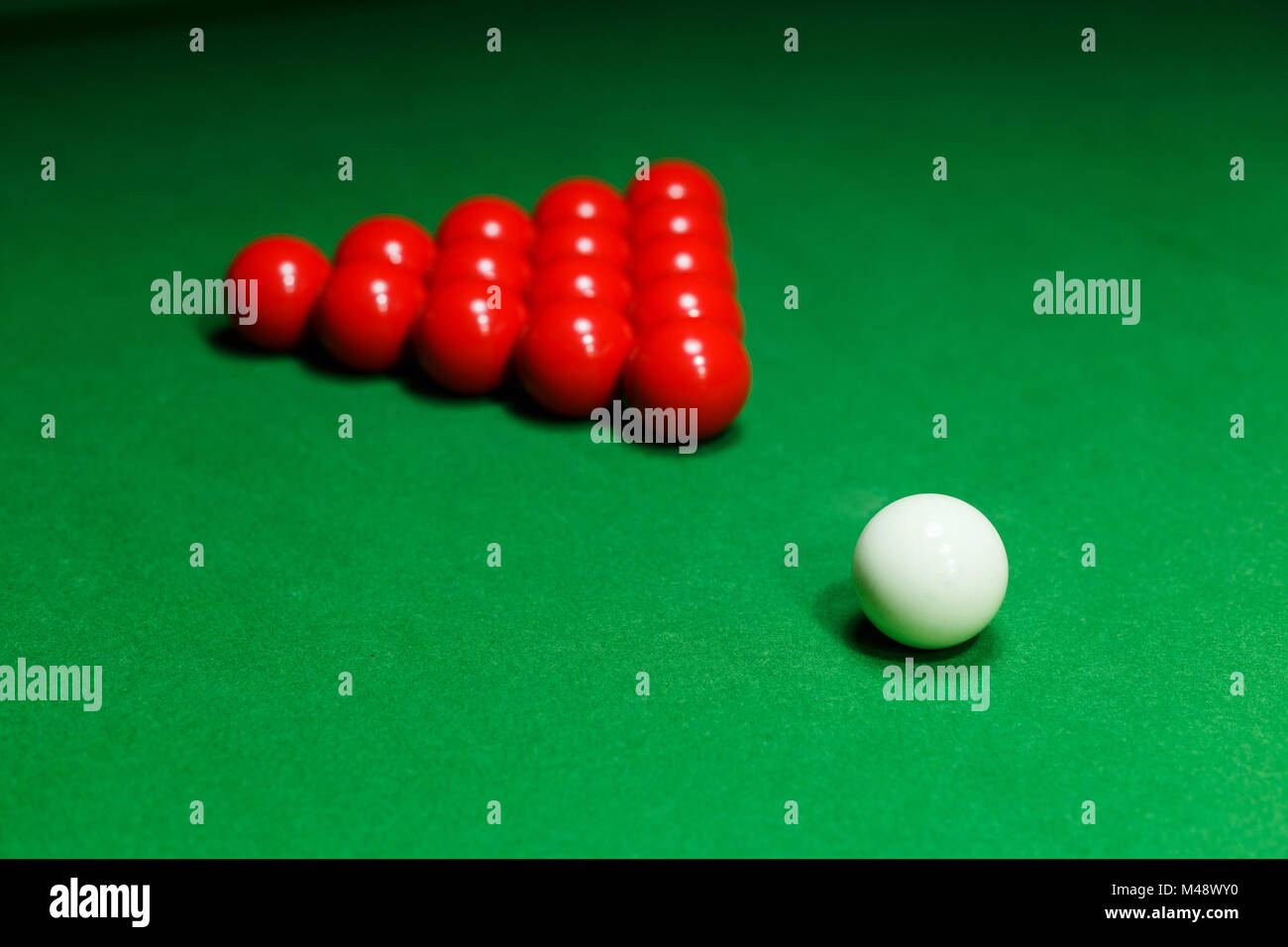 Boule de billard sur une table de billard Banque D'Images