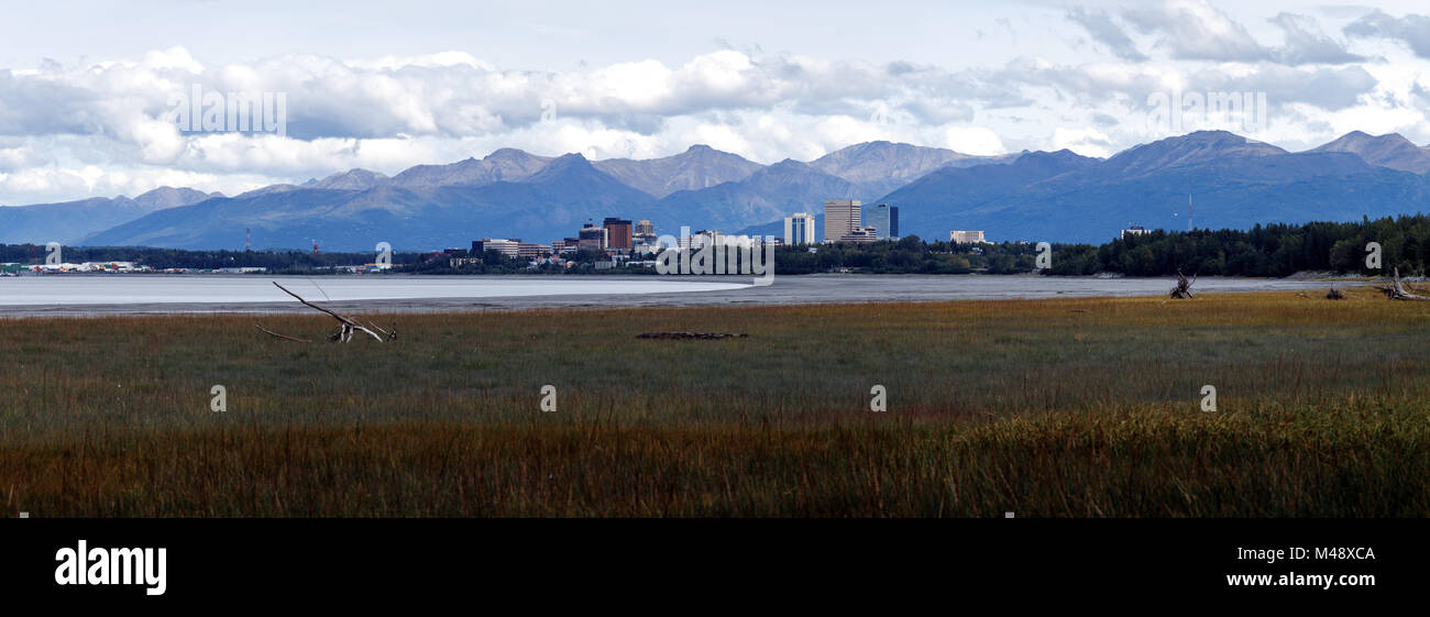 Centre-ville d'Anchorage Skyline et Montagnes Chugach from Earthquake Park Banque D'Images