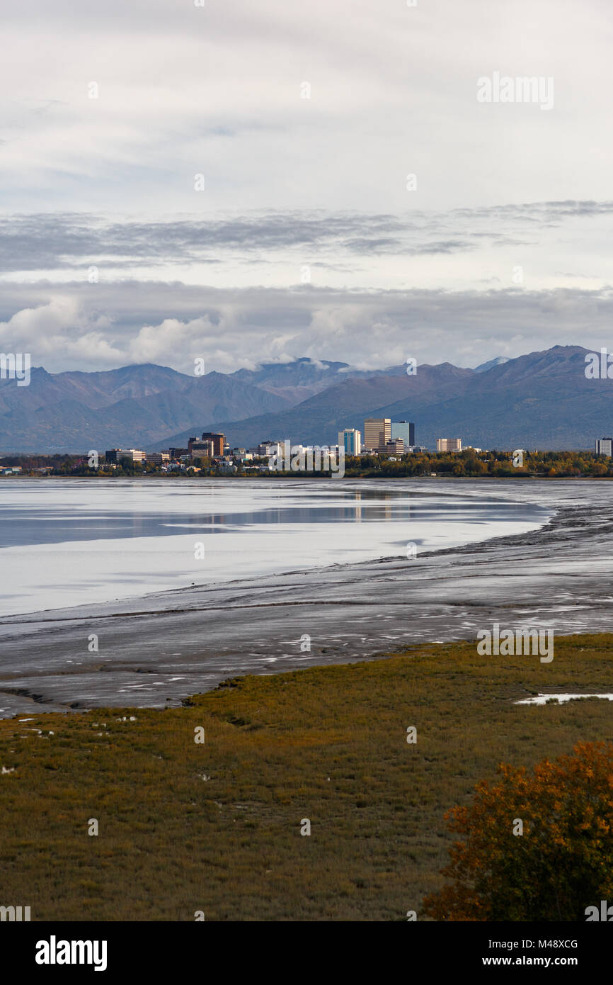 Centre-ville d'Anchorage Skyline et Montagnes Chugach from Earthquake Park Banque D'Images