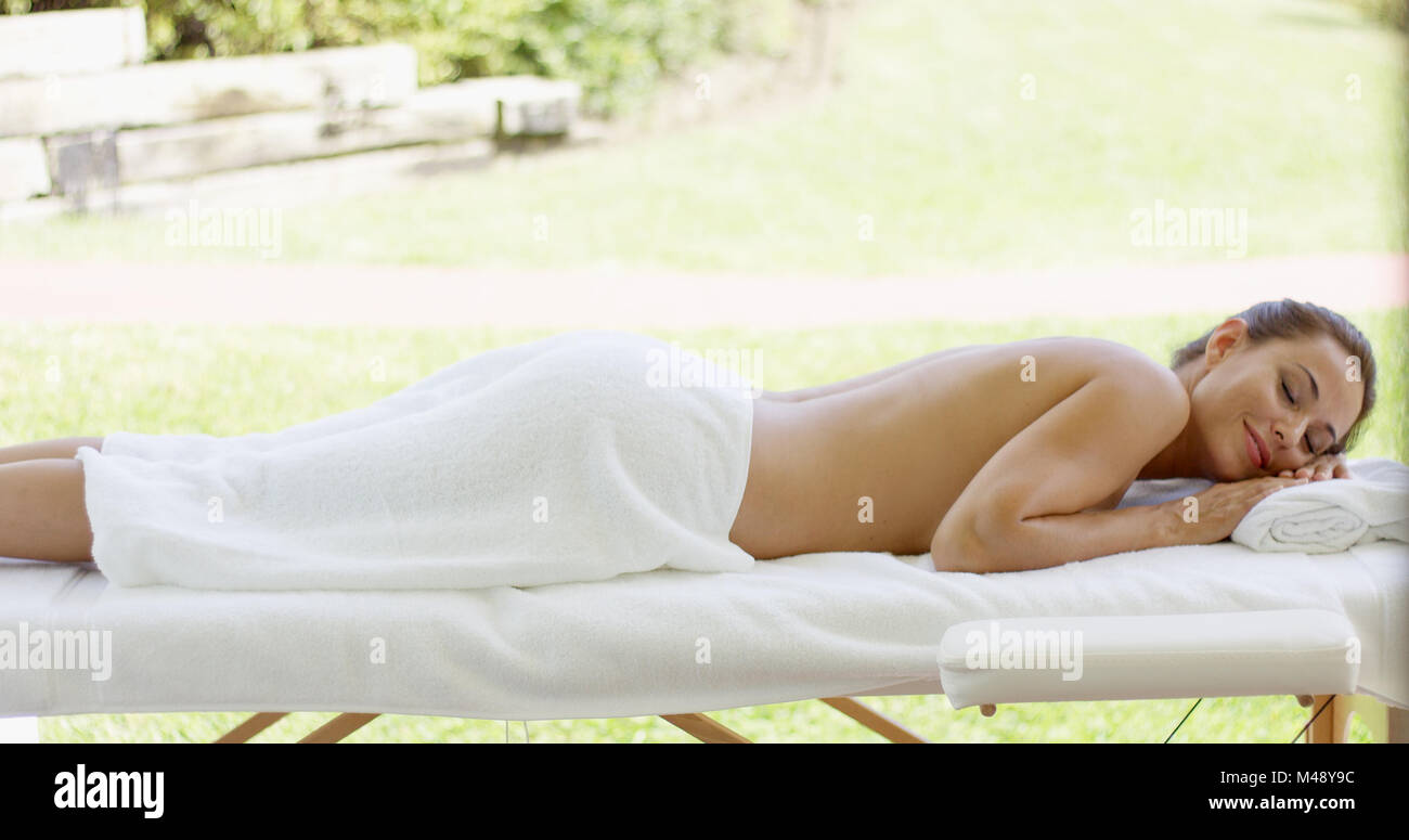 Femme ne portait qu'une serviette repose sur le tableau à spa Banque D'Images