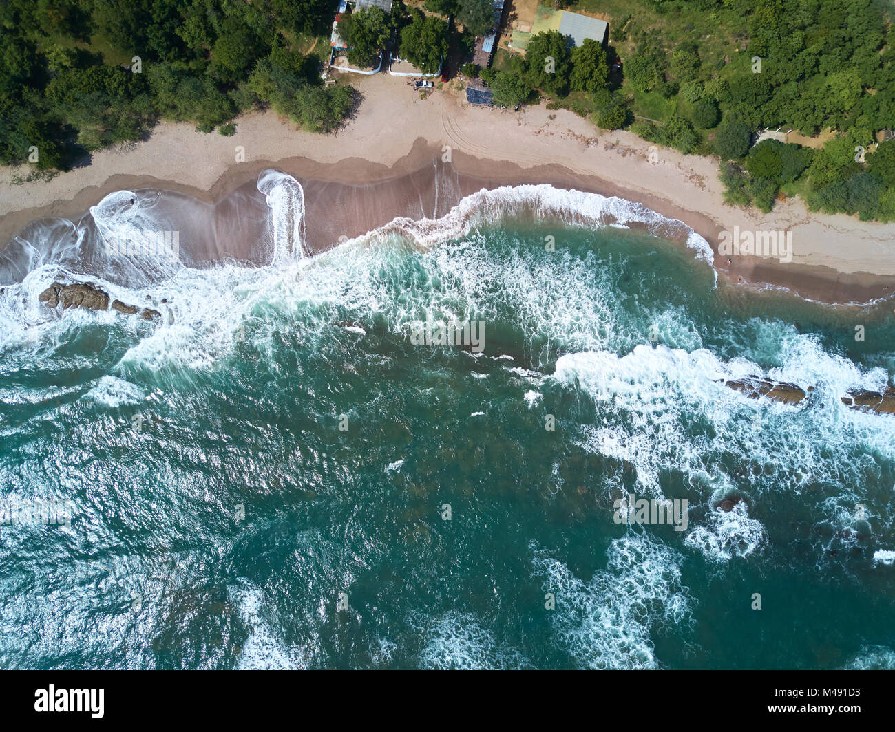 L'eau de l'océan vert en vue de drone littoral Banque D'Images