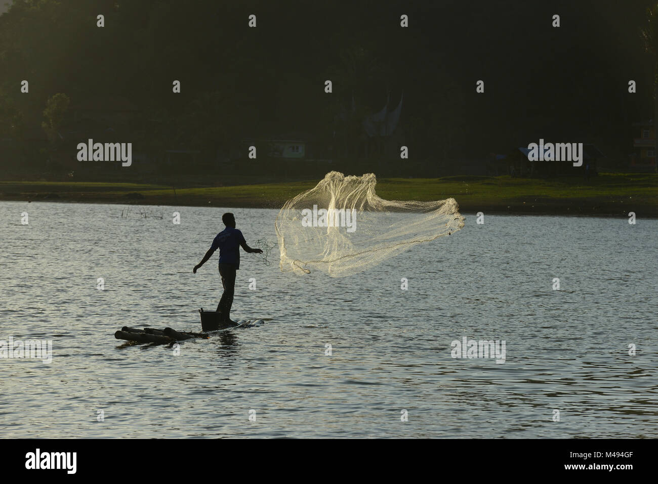 La pêche avec un pêcheur de Sumatra cast net, Sumatra. Juillet 2016. Banque D'Images