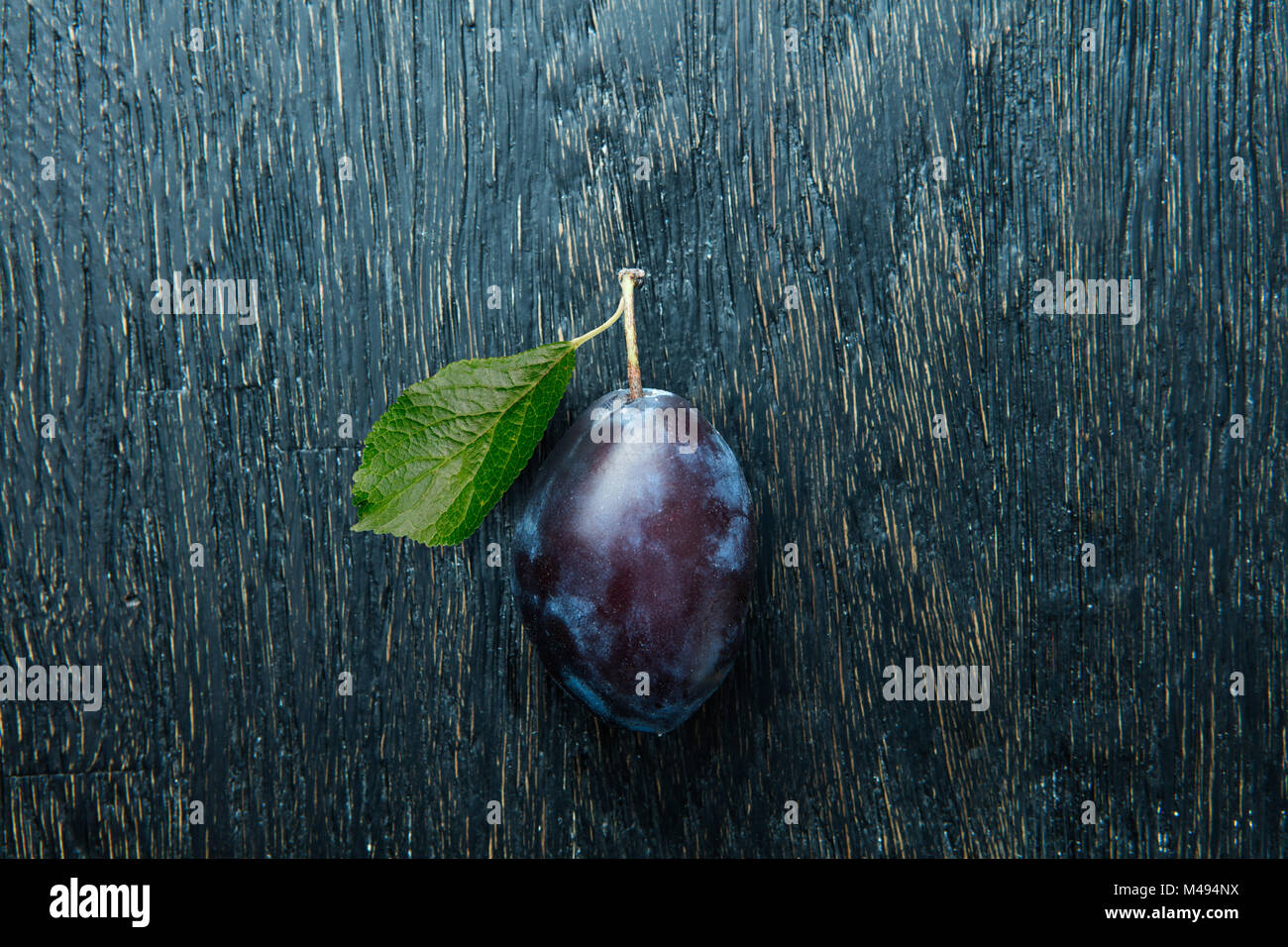 Un beau fruit mûr savoureux assaisonnement berry de prune violet Banque D'Images