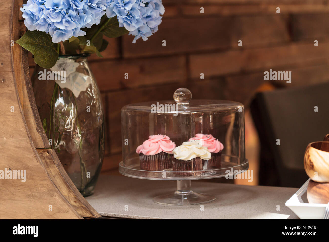 Cupcakes rose et blanc s'asseoir sur un rebord de fenêtre Banque D'Images