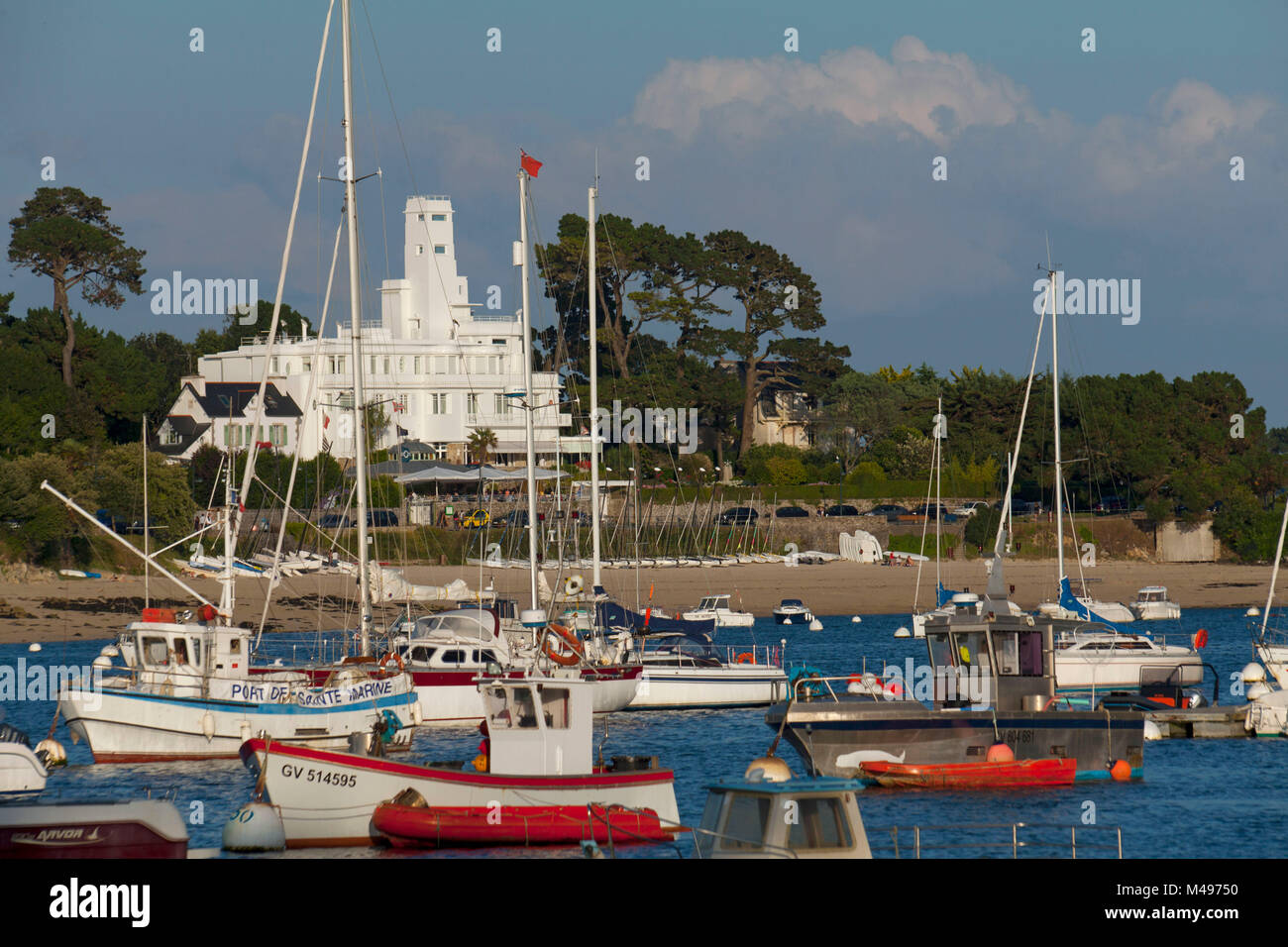 Aperçu de Benodet (Bretagne, nord-ouest de la France) : les bateaux se trouvant à l'ancre et l'ancienne Villa Magdalena ou Kermadalen. Carte postale (non disponible pour les prod Banque D'Images