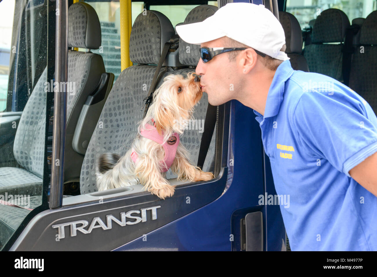 Victoria, Malte - 30 octobre 2017 : le pilote avec son chien sur un bus à Victoria sur l'île de Gozo, Malte Banque D'Images