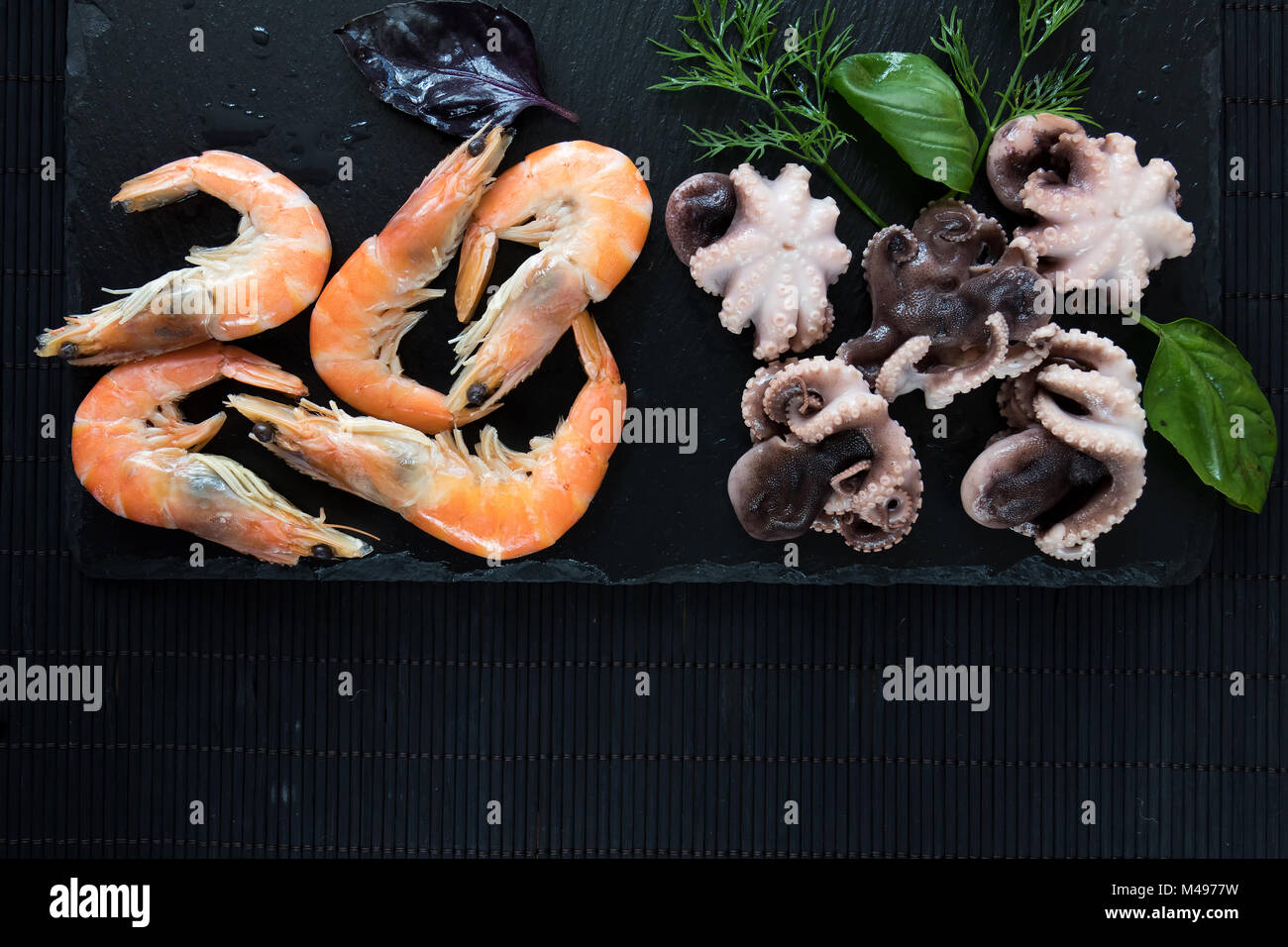 Crevette rose gastronomique et pieuvres aux herbes et épices Banque D'Images