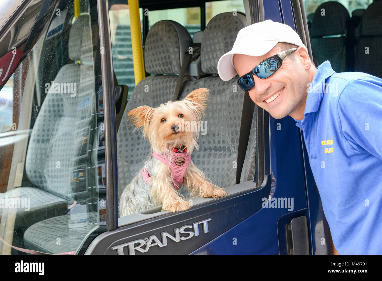 Victoria, Malte - 30 octobre 2017 : le pilote avec son chien sur un bus à Victoria sur l'île de Gozo, Malte Banque D'Images