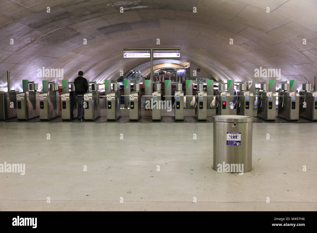 PARIS, FRANCE - 23 juillet 2011 : la station de métro de Paris à Paris, France. Métro de Paris est le 2ème plus grand système de métro dans le monde entier par nombre de stations Banque D'Images