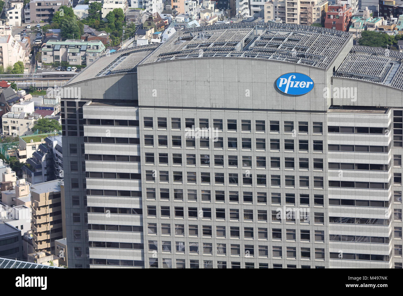 TOKYO - 11 MAI : bâtiment Pfizer le 11 mai 2012 à Tokyo. Pfizer est l'un des plus grandes sociétés pharmaceutiques dans le monde entier avec des recettes de 67,4 milliards d'énorme Banque D'Images