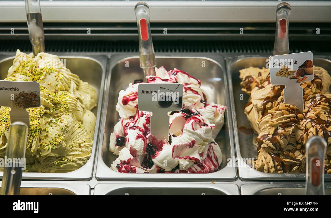 Variété de délicieuses glaces sous fenêtre de magasinage Banque D'Images