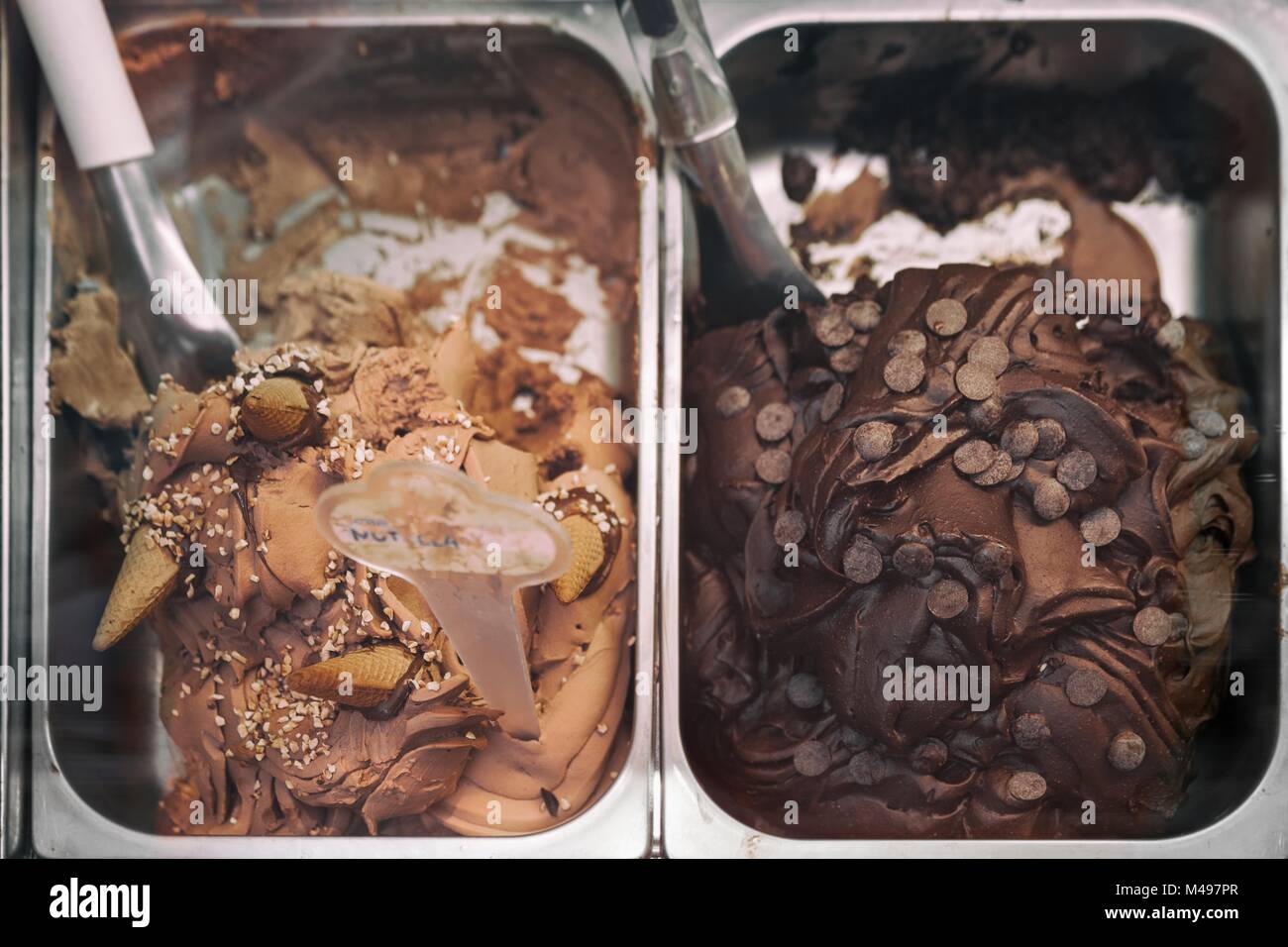 Variété de délicieuses glaces sous fenêtre de magasinage Banque D'Images