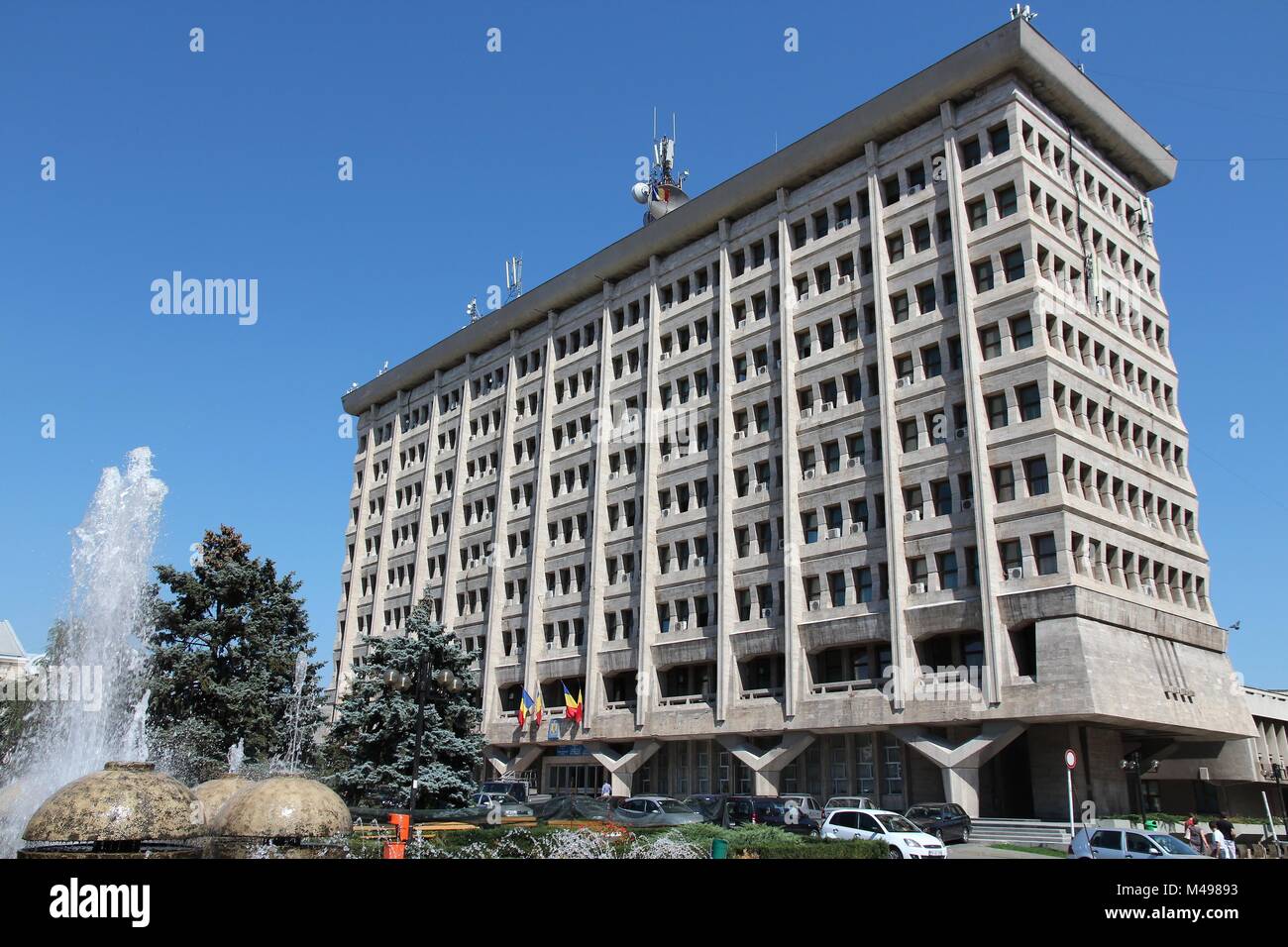 PLOIESTI, Roumanie - 20 août : personnes visitent l'Hôtel de Ville le 20  août 2012 à Ploiesti, Roumanie. Le célèbre bâtiment connu sous le nom de Casa  Alba a été construit en 196 Photo Stock - Alamy