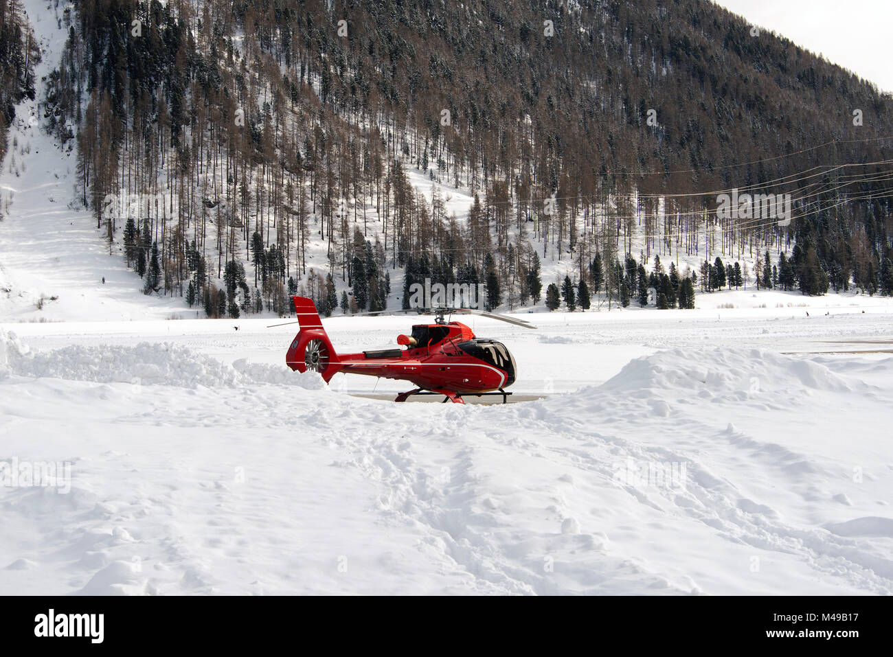 Un hélicoptère de l'aéroport de rouge dans la neige dans les alpes Suisse Banque D'Images