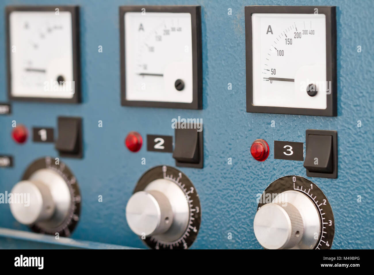 Tableau de bord avec disjoncteurs et interrupteurs Banque D'Images