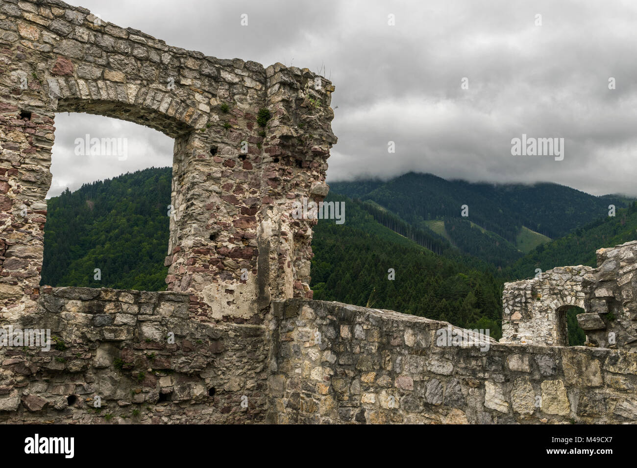 Vue sur les montagnes de derrière les ruines de Strecno château Banque D'Images
