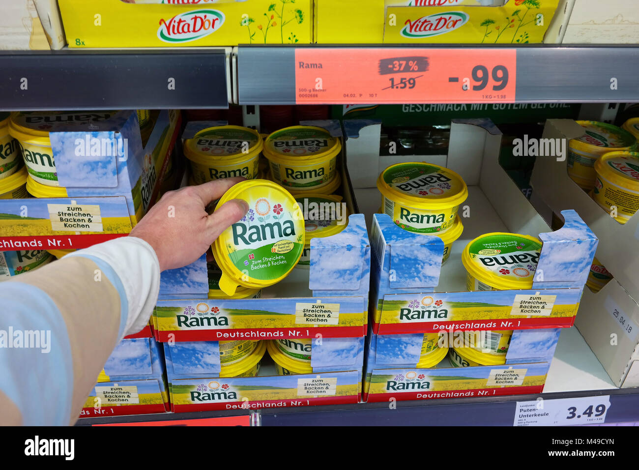 Bains à remous de Rama la margarine dans un magasin Banque D'Images