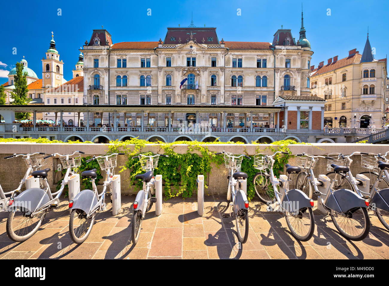 Architecture de Ljubljana et vélos touristiques Banque D'Images