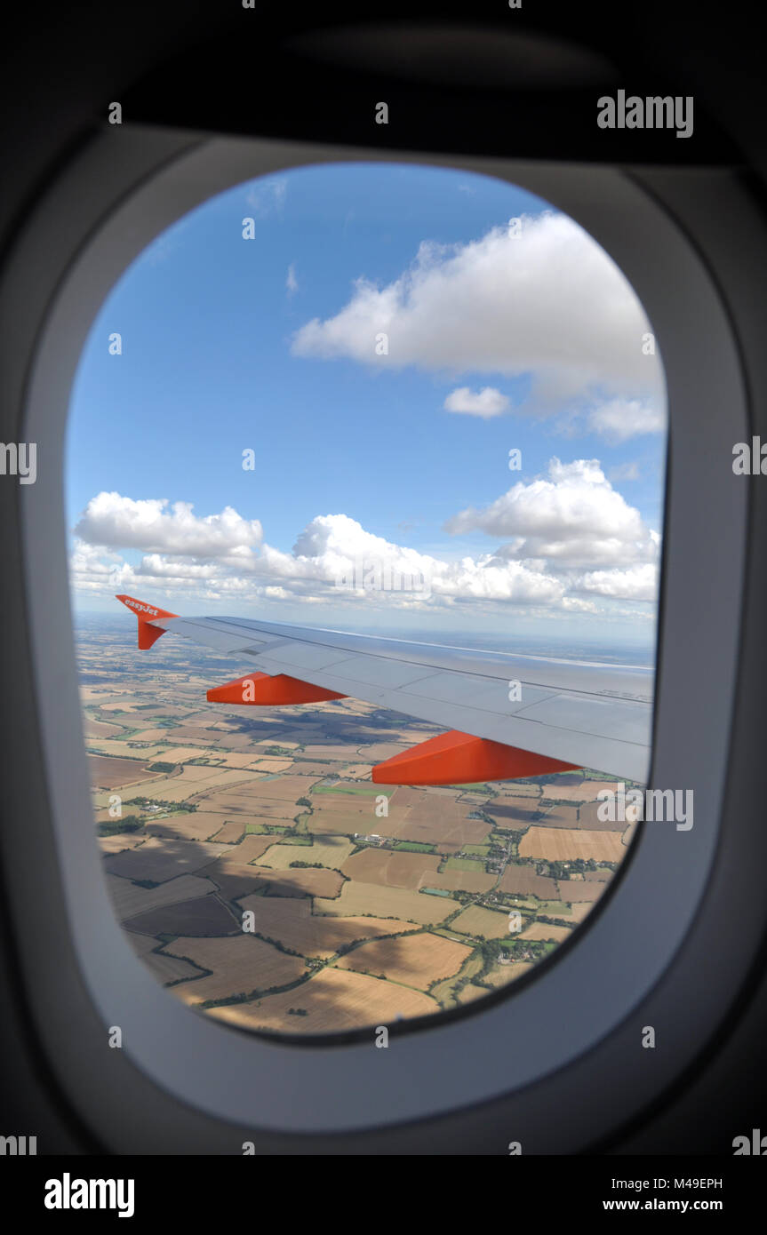 Voir le produit d'un avion de passagers Easyjet après le décollage à l'aéroport de Londres Stansted, Angleterre. Banque D'Images