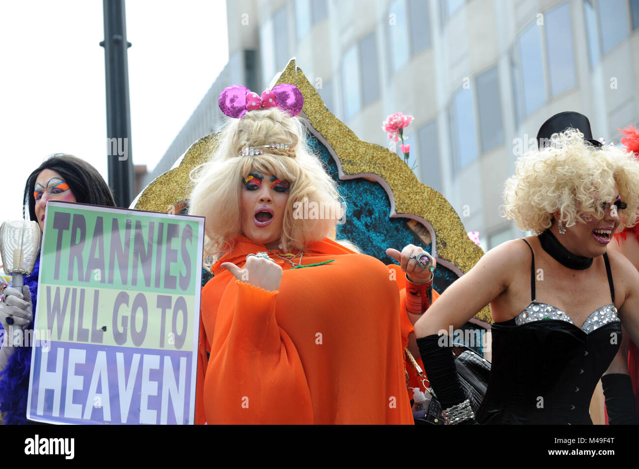 Un flotteur à travestis pendant le Londres Gay Pride Parade passant le long d'Oxford Street Banque D'Images