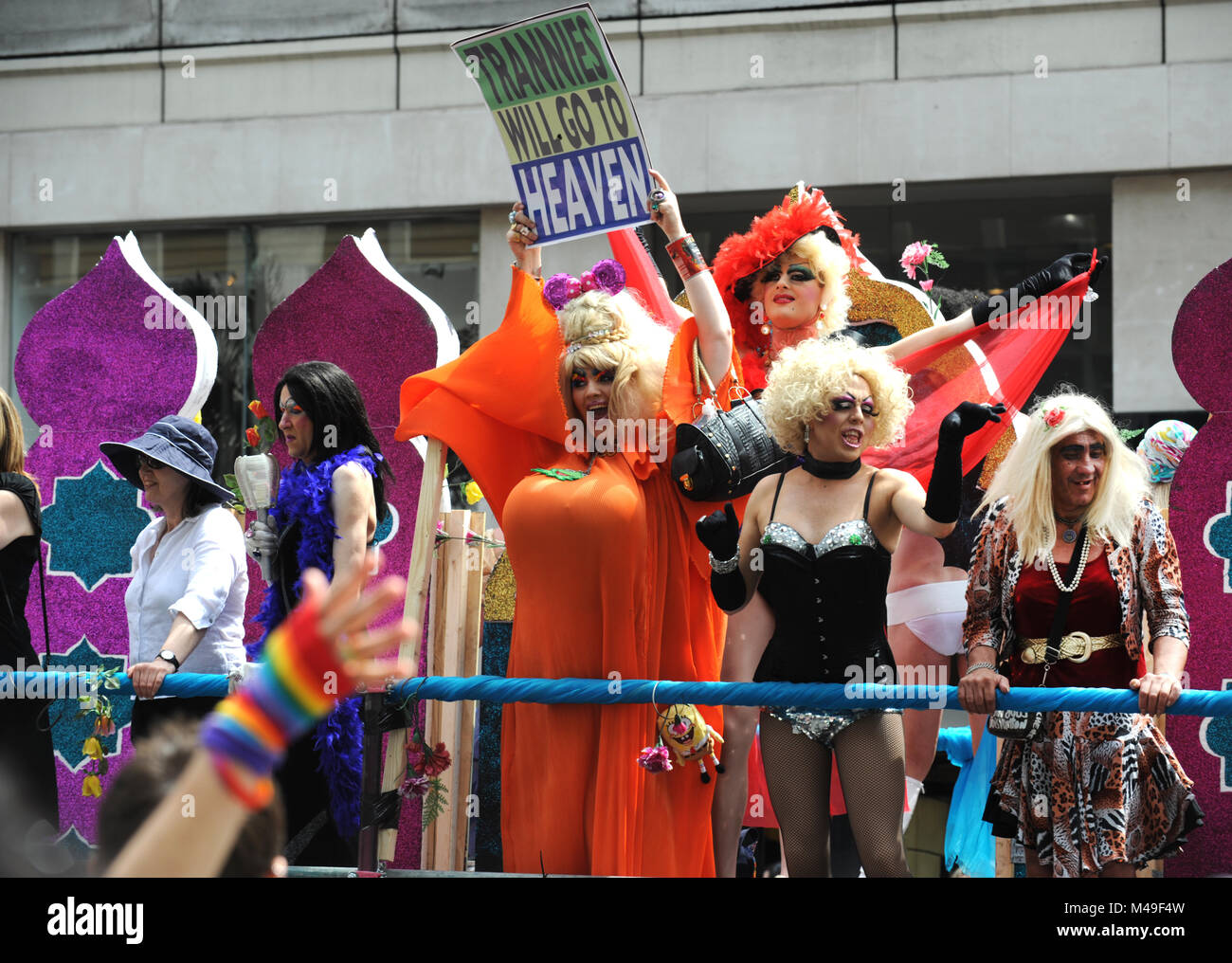 Un flotteur à travestis pendant le Londres Gay Pride Parade passant le long d'Oxford Street Banque D'Images