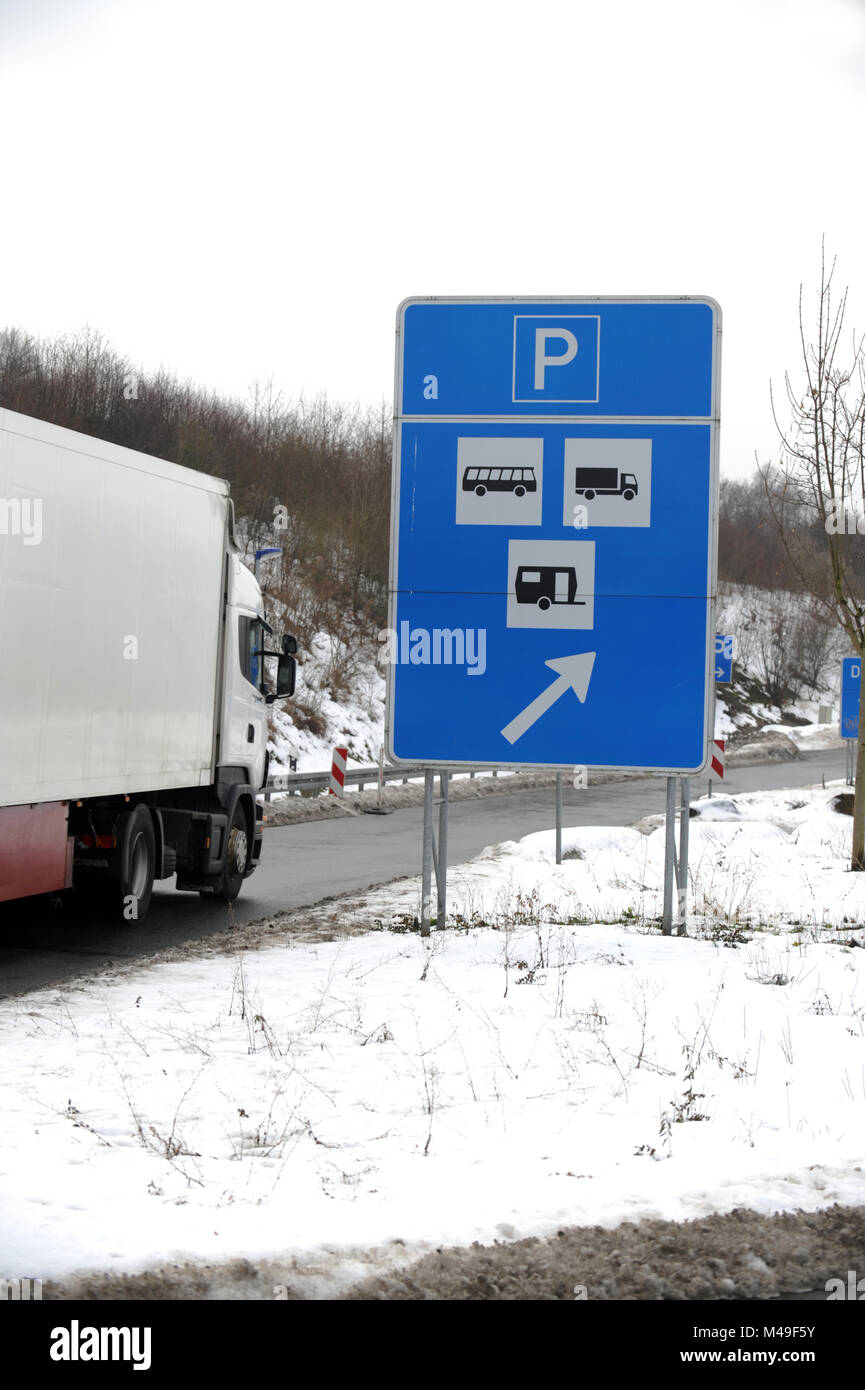 Panneau pour parking pour autobus, camions et caravanes en parking dans une station service d'autoroute en Allemagne Banque D'Images
