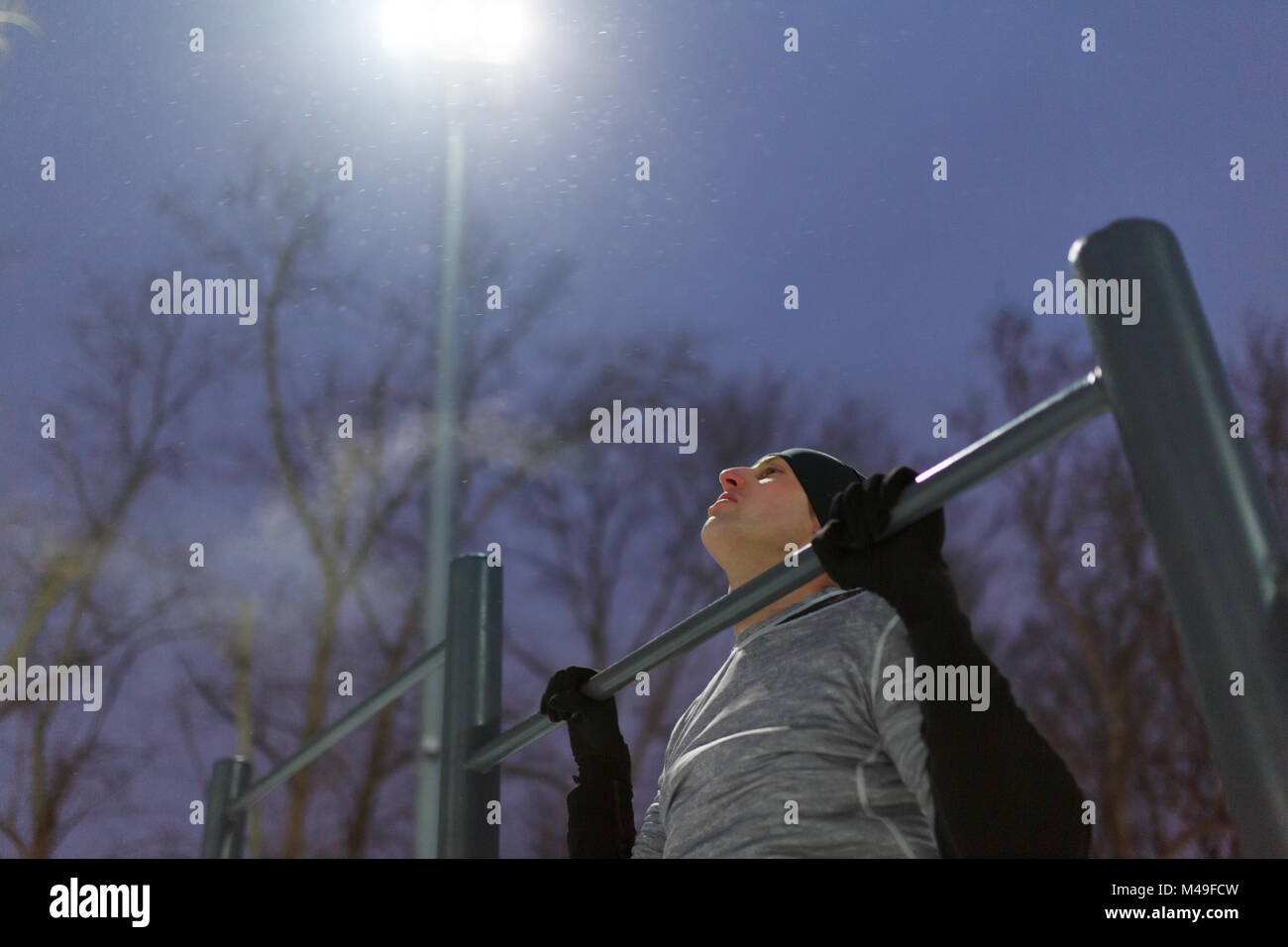 Photo de l'homme sportif tirant vers le bar en soirée à la lune Banque D'Images