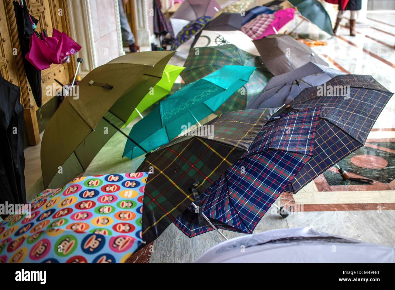 Close up de parapluies sur le terrain dans un jour de pluie. Banque D'Images