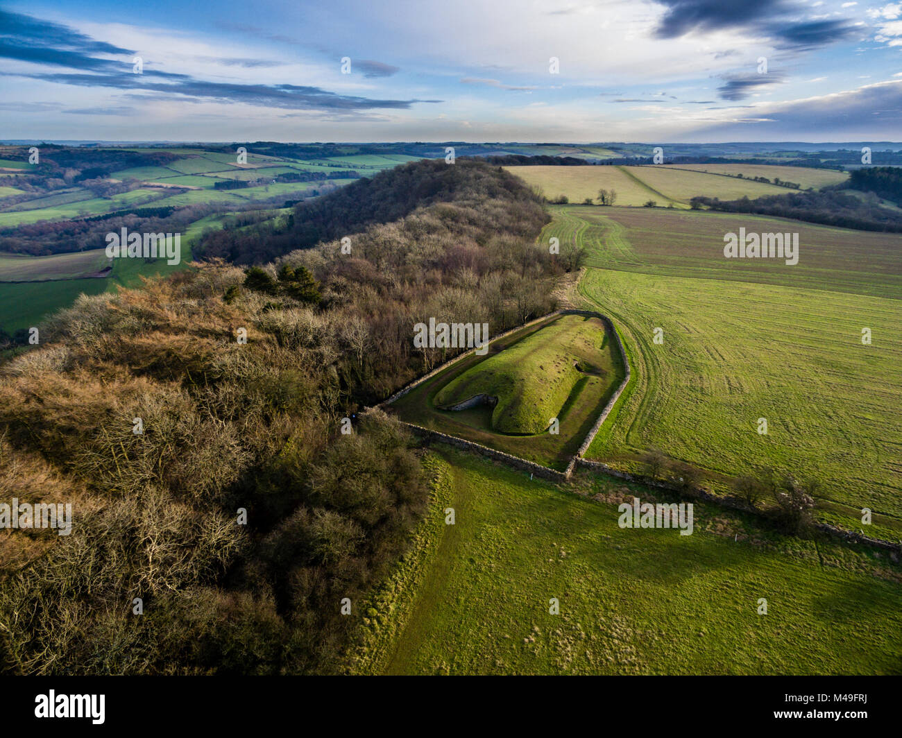 Vue aérienne de Belas Knap, un chambré néolithique long barrow sur le Cotswold Way, Cheltenham, Gloucestershire, Royaume-Uni. Tourné par drone aérien avec la CAA le permettent. Janvier 2016. Banque D'Images