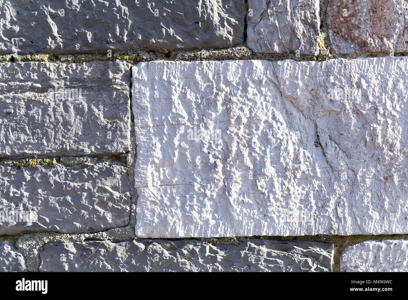 Un vieux mur de pierre dans la région de Plymouth Barbican en face de la distillerie de gin Plymouth Banque D'Images