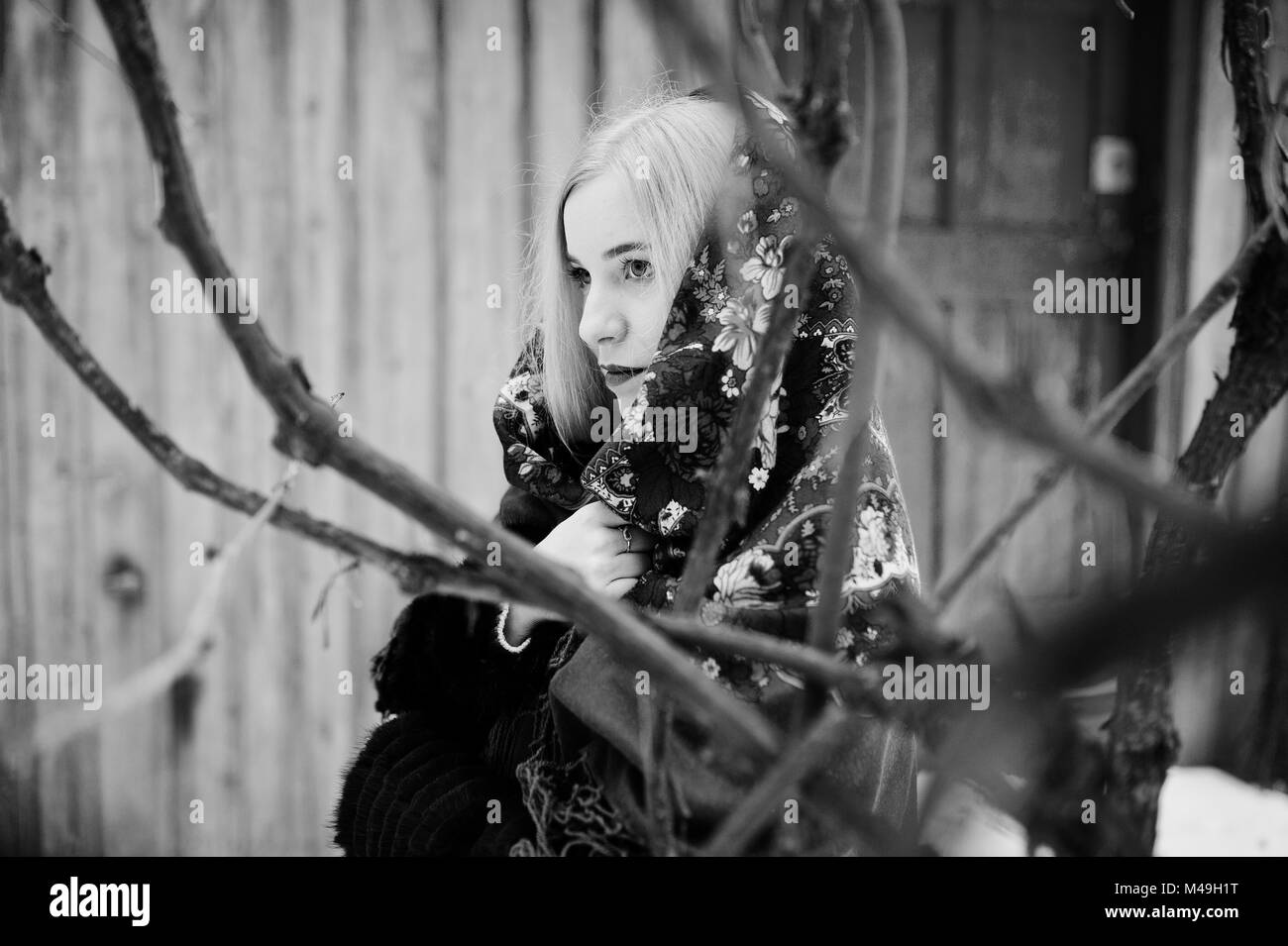 Fille blonde avec foulard brodé main posée lors de journée d'hiver. Le mouchoir de la femme. Banque D'Images