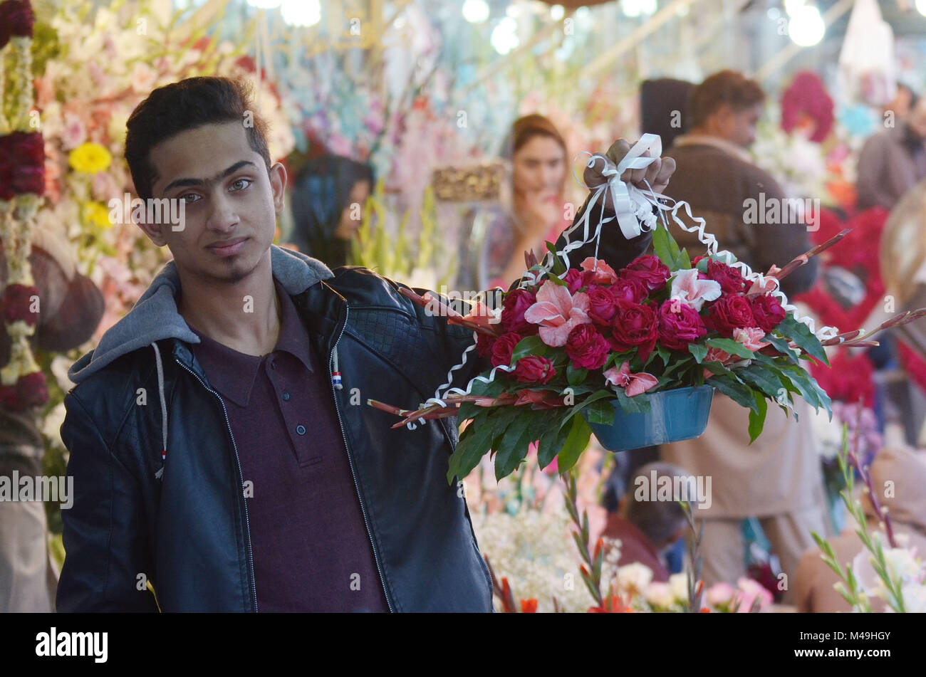 Un Paki Avec Un Bouquet De Rose Les personnes achetant pakistanais des roses fraîches bouquets de fleurs et  de guirlandes pour les proches d'un grand ensemble de fleurs marché vente à  la veille de la Saint-Valentin. Le Pakistan été
