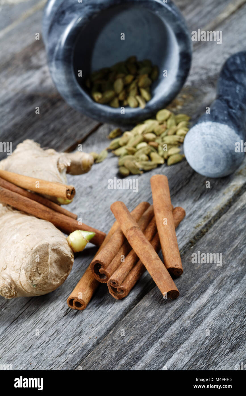 La nature morte d'épices et de mortier sur une table en bois Banque D'Images