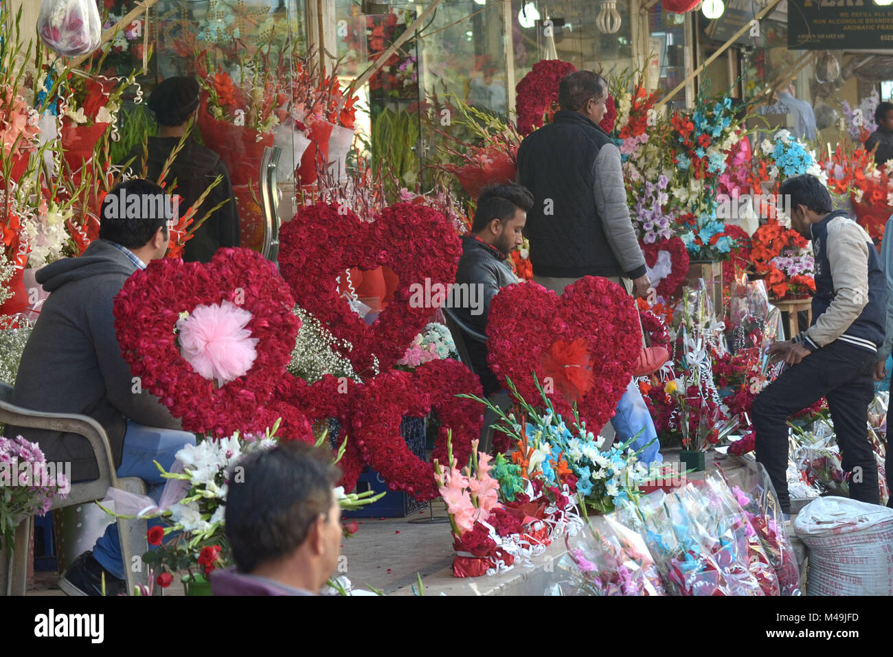 Un Paki Avec Un Bouquet De Rose Les personnes achetant pakistanais des roses fraîches bouquets de fleurs et  de guirlandes pour les proches d'un grand ensemble de fleurs marché vente à  la veille de la Saint-Valentin. Le Pakistan été