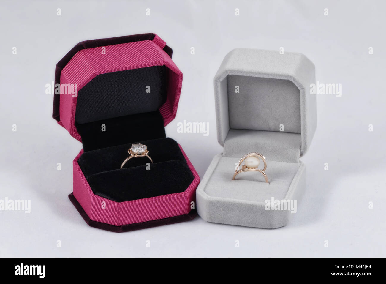 Bagues en or avec perles et pierres une boîte-cadeau Banque D'Images