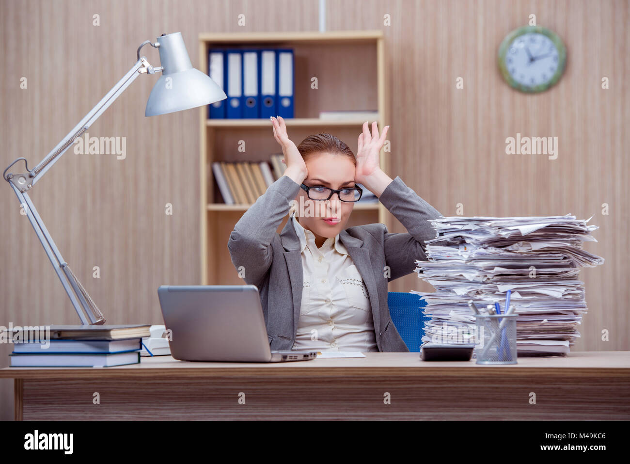 Occupé femme stress stress sous secrétaire au bureau Photo Stock - Alamy