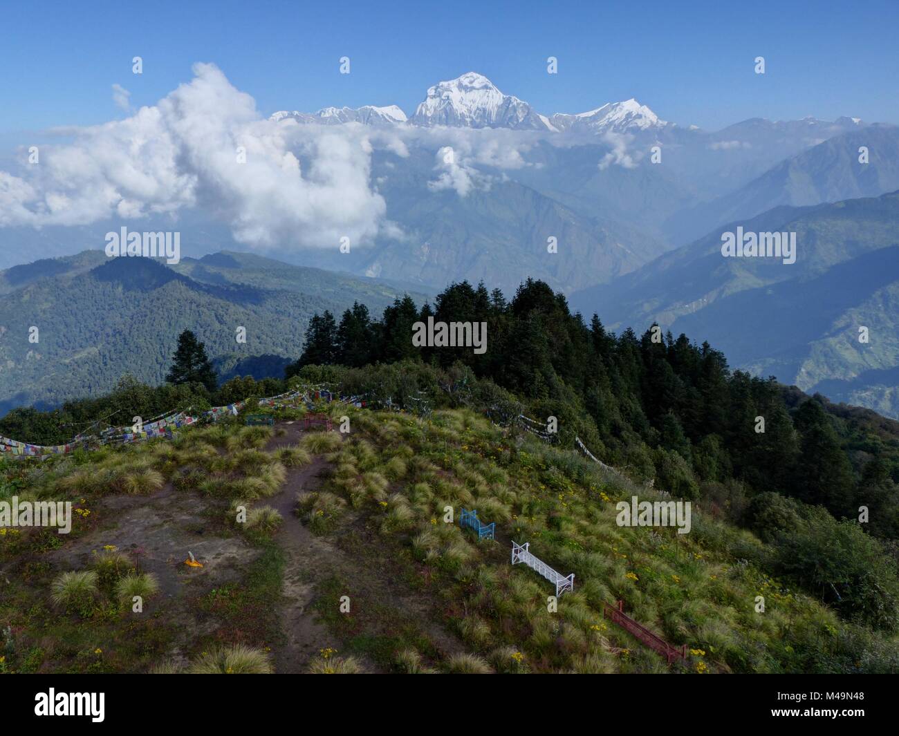 Gamme de Dhaulagiri Poon Hill - l'un des plus visités des points de vue de l'Himalaya au Népal, en vue de l'Himalaya enneigés, de l'Annapurna Circuit, être coloré Banque D'Images