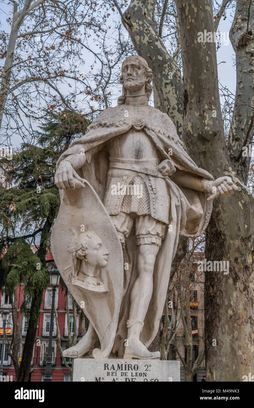 Madrid, Espagne - 3 janvier, 2018 calcaire : statue du roi Ramiro II de Leon. Situé sur la Plaza de Oriente le centre-ville de Madrid, en face du Royal Banque D'Images