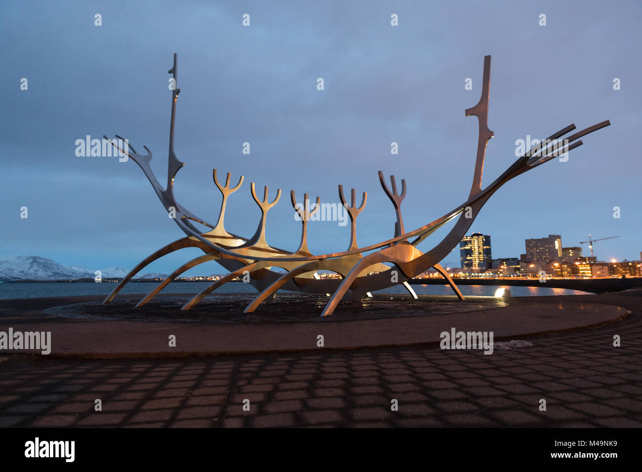 Bien Voyager (Sólfar) par Jón Gunnar Árnason sur une nuit d'hiver dans la région de Reykjavik, Islande Banque D'Images