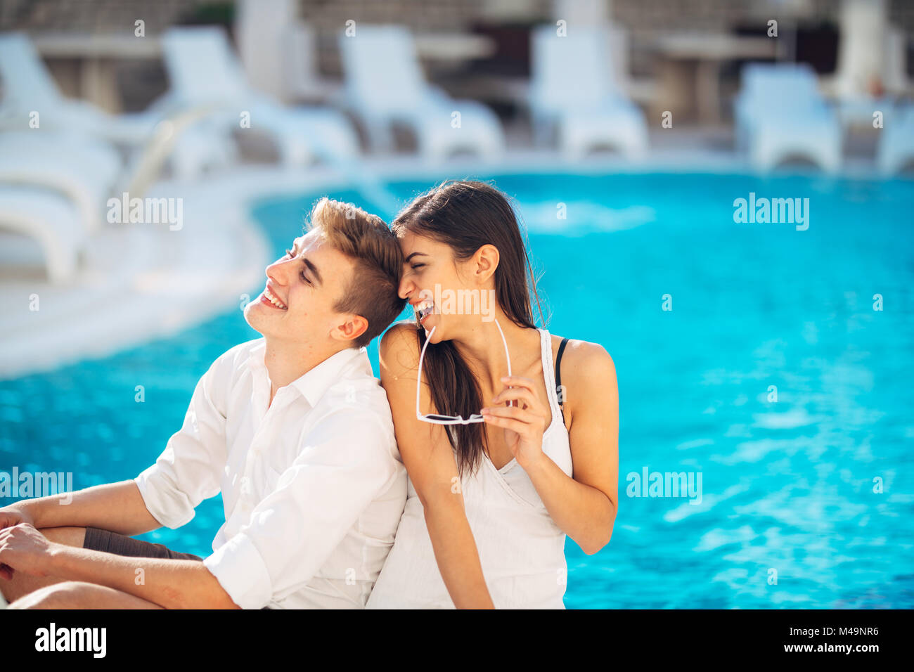 Couple aimant passer des vacances sur tropical resort piscine.jeunes mariés de miel sur station.Couple dans l'amour vrai.flirter et montrant les émotions.Affe Banque D'Images