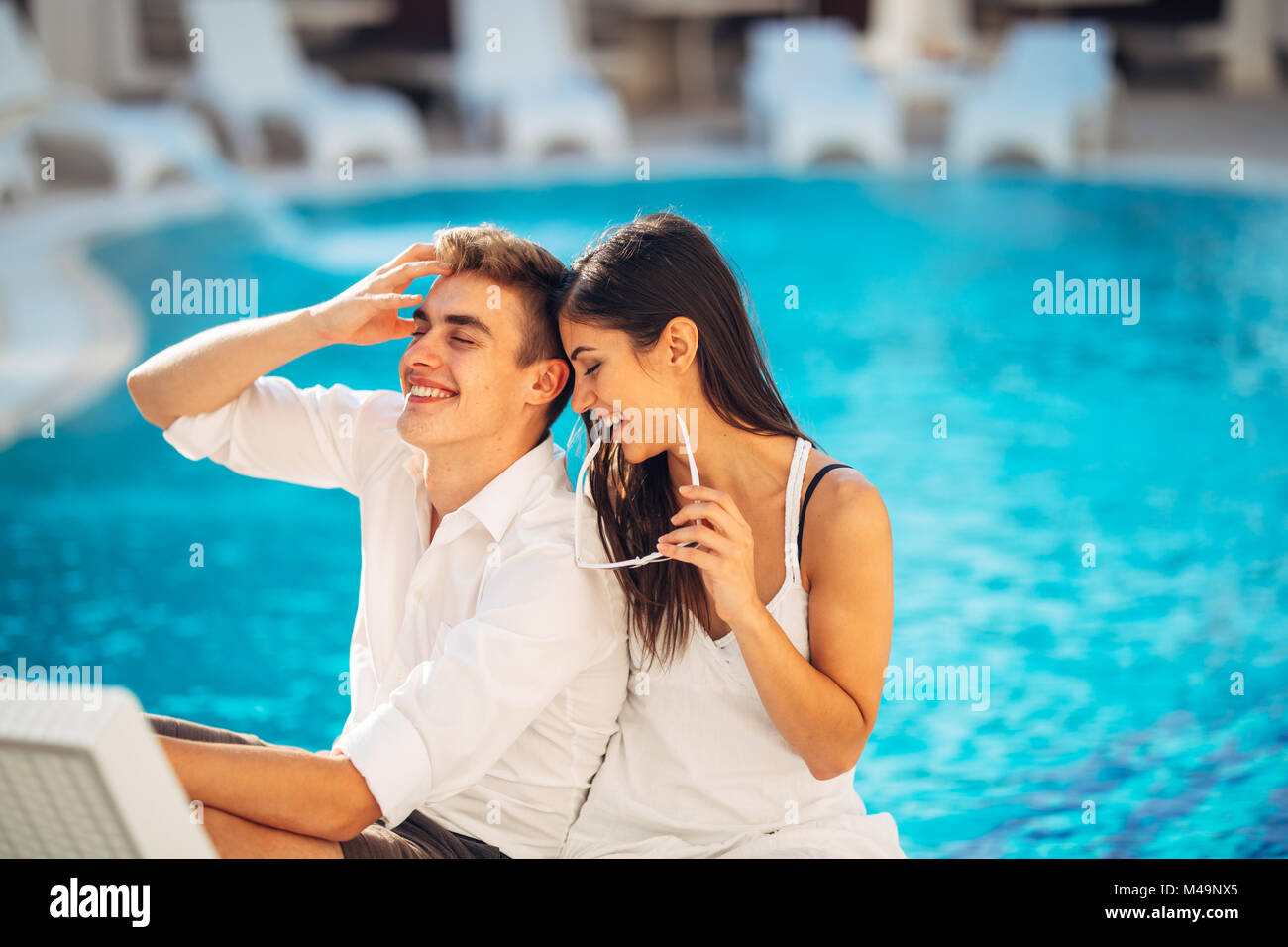 Couple aimant passer des vacances sur tropical resort piscine.jeunes mariés de miel sur station.Couple dans l'amour vrai.flirter et montrant les émotions.Affe Banque D'Images