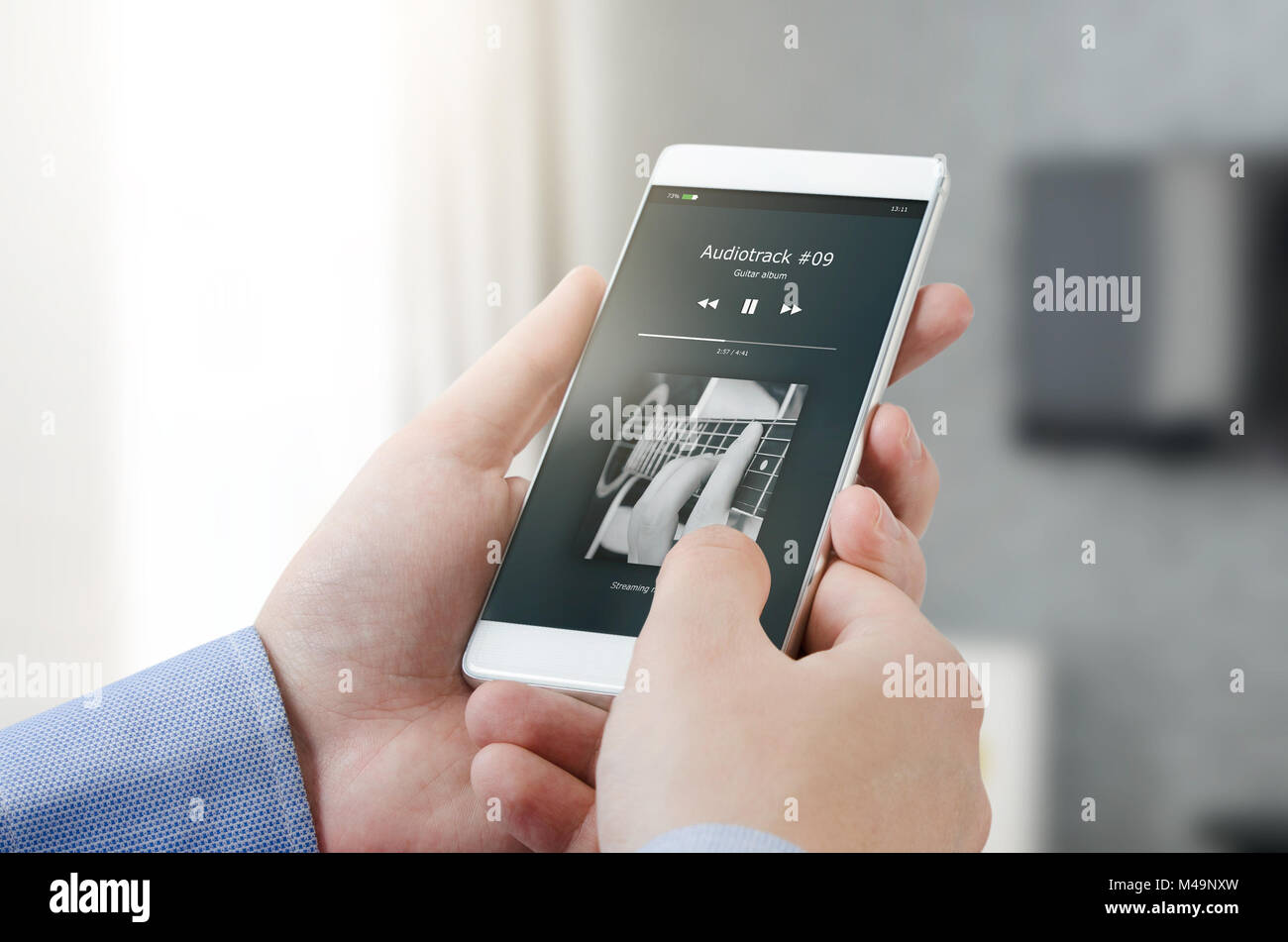 L'application de musique en streaming sur smart phone téléphone mobile. L'écoute de musique concept album guitare Banque D'Images