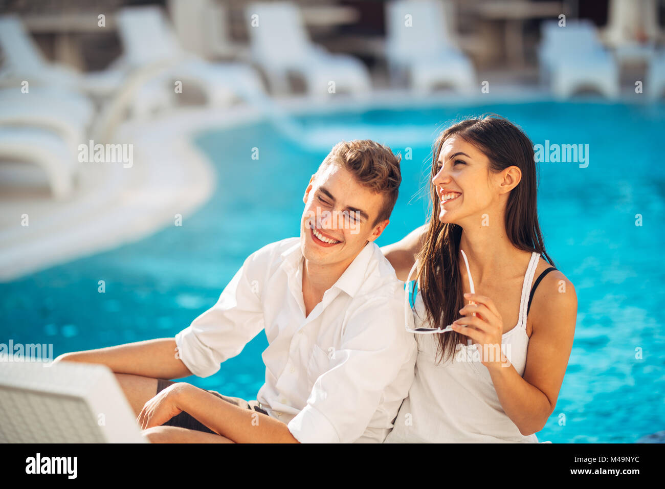 Couple aimant passer des vacances sur tropical resort piscine.jeunes mariés de miel sur station.Couple dans l'amour vrai.flirter et montrant les émotions Banque D'Images