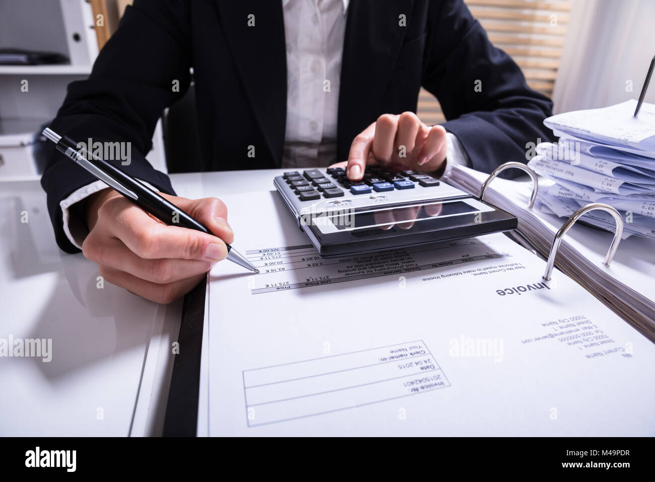 Au milieu d'affaires Le calcul de facture avec calculatrice et factures à 24 Banque D'Images